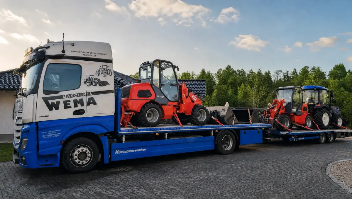 Lkw des Landmaschinenhandels Werner mit verladenen Hofladern und Traktor