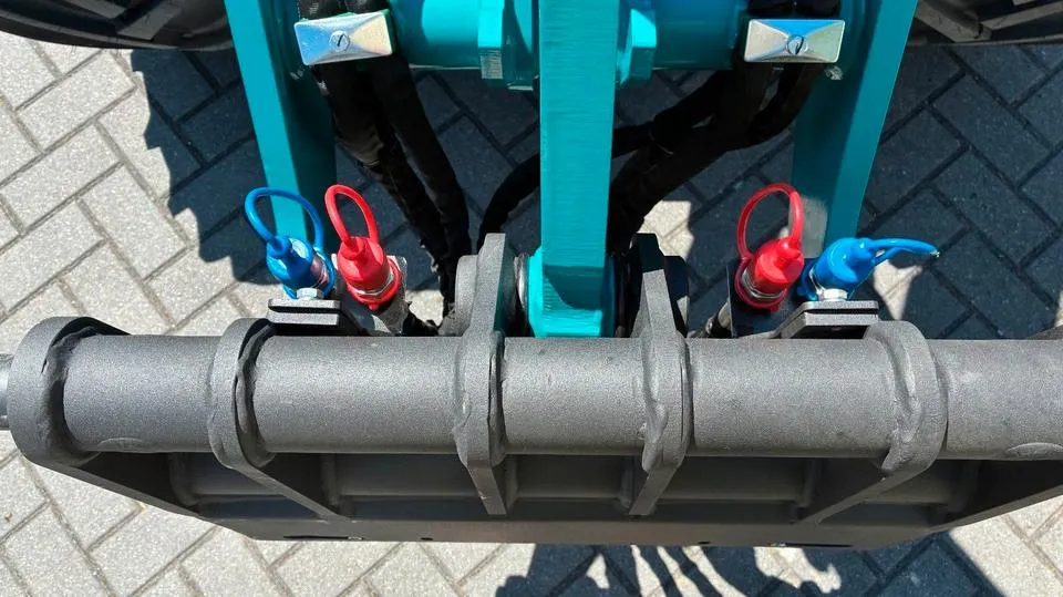 Toyo KU 830A, Kabine, Hoflader, Radlader, Allrad — KU 830A, 26 PS — Ansicht 4