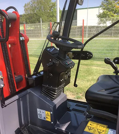 Toyo Hoflader Modell 836-II Stage V mit Bügel — Hoflader, 25 PS — Ansicht 2