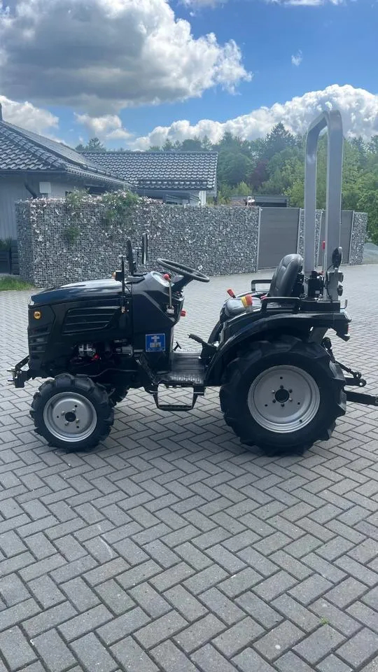 Allrad Traktor Farmer 24-3, Black Edition, 25 PS — 25 PS — Ansicht 3