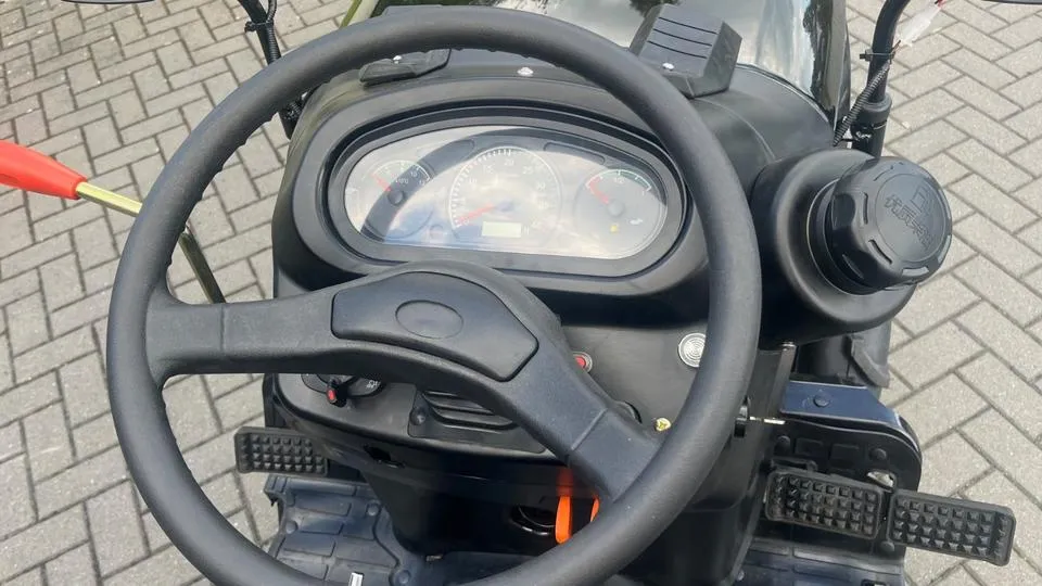 Allrad Traktor Farmer 24-3, Black Edition, 25 PS — 25 PS — Ansicht 6